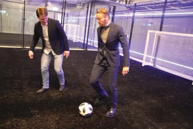  ?? FOTO: HEGE HELLSTRÖM ?? PLANENLIGT. Ola Larsson och Jesper Broström testar planen inför öppningen, som sker inom några veckor.