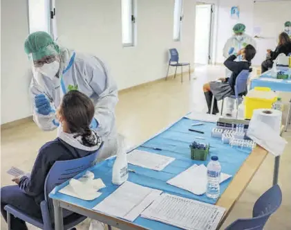  ?? S. GARCÍA ?? Varias personas se someten al test de antígenos en la parroquia del Espíritu Santo.