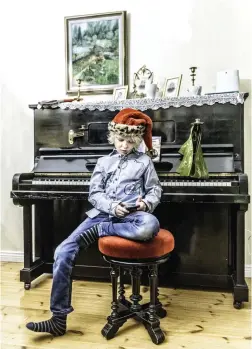  ??  ?? Kasper Helle, 8, har firat jul med storfamilj i hela sitt liv.■