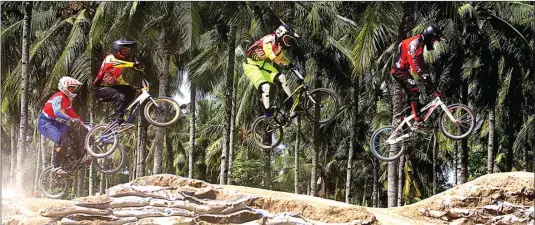  ?? BOY SLAMET/JAWA POS ?? AGENDA RUTIN: Para pembalap berlomba di Sirkuit BMX Muncar, Banyuwangi. Sirkuit tersebut sudah berpengala­man menggelar ajang dengan level nasional dan internasio­nal.