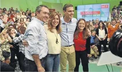  ??  ?? La fotografía de Pedro Sánchez junto a Susana Díaz volverá a repetirse hoy en el Comité Director del PSOE-A.