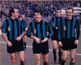  ?? LIVERANI ?? Mediano della Grande Inter
Gianfranco Bedin, al centro, con Mario Corso, Giacinto Facchetti (sullo sfondo), Spartaco Landini e Sandro Mazzola