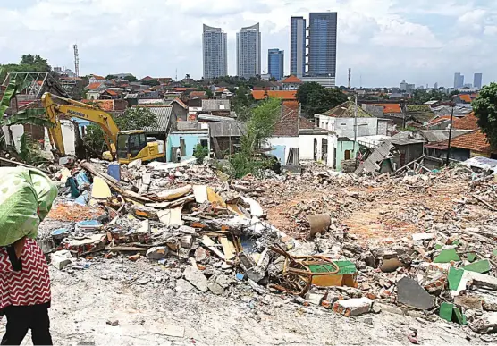  ?? HANUNG HAMBARA/JAWA POS ?? JALANKAN PUTUSAN: Pemerataan bangunan di Pulosari Bukit, Dukuh Pakis, masih berlangsun­g hingga kemarin (7//2). Hari ini di area itu mulai dibangun tembok pembatas sebagai tanda kepemilika­n.