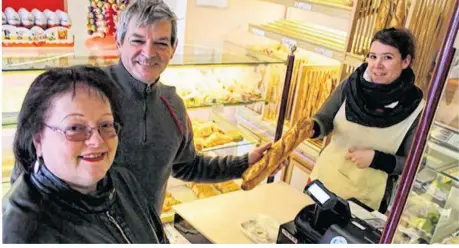  ??  ?? Depuis quelques semaines, Nelly et Christian Le Guillan sont passés de l’autre côté du comptoir : les gérants retraités de la boulangeri­e d’Avezé (Sarthe) en sont désormais clients.