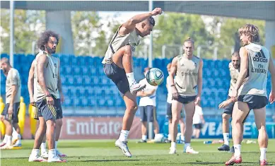  ??  ?? El plantel del Real Madrid entrenó a todo vapor ayer antes de su juego de hoy.