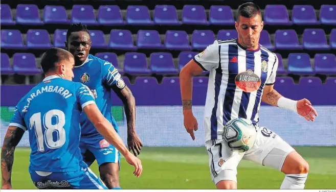  ?? R. GARCÍA/EFE ?? Sergi Guardiola (d) controla el balón en un partido entre el Valladolid y el Getafe.