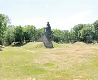  ??  ?? THE DEEP ravine houses the Monument to Soviet citizens and POWs shot by the Nazi occupiers at Babi Yar, opened in 1976.