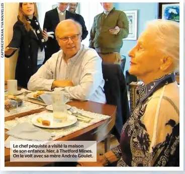  ??  ?? Le chef péquiste a visité la maison de son enfance, hier, à Thetford Mines. On le voit avec sa mère Andrée Goulet.