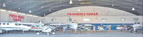  ??  ?? En la foto se observa el Hangar de Aerocentro donde se guarda, entre otras aeronaves, un avión de la entidad binacional Itaipú, cuyo director paraguayo es James Spalding. Tiene contrato asegurado por los próximos tres años.