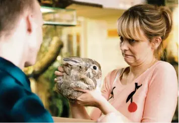  ?? Foto: Nikolai von Graevenitz/ZDF ?? Hedi (Laura Tonke) möchte eine gute Mutter sein und ihrem Sohn ein Kaninchen kaufen. Der Verkäufer (Jakob Bieber) ist von der verwirrten Frau irritiert.