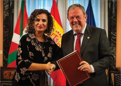  ?? EP ?? María Jesús Montero y el consejero de Economía del País Vasco, Pedro Azpiazu, ayer, en el Ministerio de Hacienda.