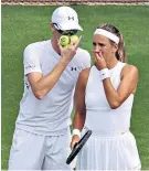  ??  ?? Sweet talk: Jamie Murray and Victoria Azarenka on their way to victory