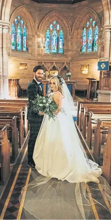  ??  ?? The couple at their church wedding and, below, their wedding cake, complete with a mini Bailey on guard.