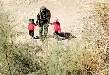  ?? CORTESÍA: @US BORDER PATROL ?? La Patrulla
Fronteriza resguarda a dos niñas