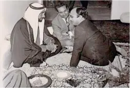  ??  ?? The late Sheikh Zayed with Abdul Hafeez Khan Al Yousefi. Sheikh Zayed’s passion for agricultur­e made Al Yousefi’s challengin­g task of making the desert green easier.