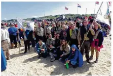  ??  ?? Samedi, les scouts ont envahi la plage de Saint-Laurent-surMer avant de participer à une cérémonie émouvante dimanche matin au cimetière américain de Colleville-sur-Mer.