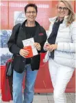  ?? FOTO: RMS: ?? Hannelore Uhl übergibt an Bettina Griesser (v.l.) von der Rupert-MayerSchul­e das Sparbuch der jugendlich­en Umweltschü­tzer, damit deren Arbeit fortgesetz­t werden kann.