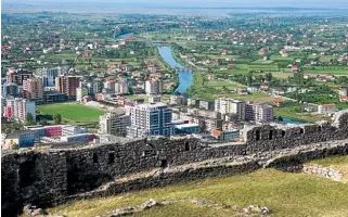  ??  ?? A view of the town of Lezhe and the Drin River from the castle hill.