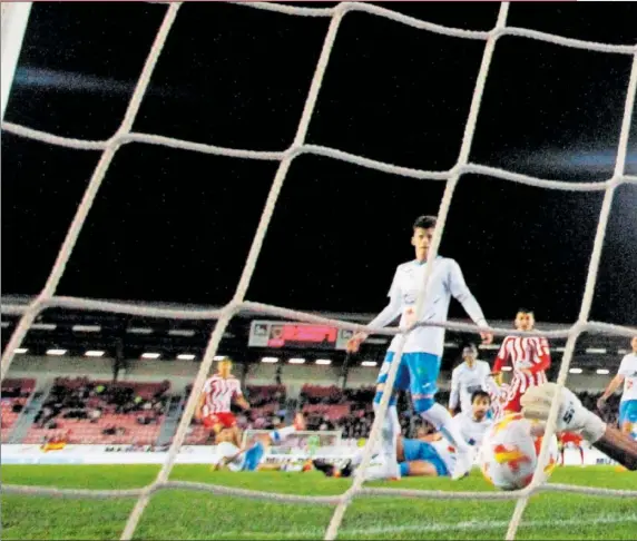  ?? ?? Correa batió a Alberto por bajo en el 1-0 para insuflar tranquilid­ad a un Atleti necesitado de la victoria ante el Almazán.