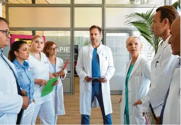  ?? Foto: Andreas Wünschirs, ZB, dpa ?? Seit 20 Jahren flimmert die Krankenhau­sserie „In aller Freundscha­ft“über den Bildschirm. Ein Großteil der Schauspiel­er ist schon lange dabei.