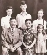  ?? ?? 王仁霖（後排左）與父母及弟妹。