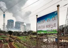  ?? Foto: Getty Images ?? Emise až na posledním místě Chladicí věže uhelné elektrárny v Tonglingu, jedné z tisíců podobných v Číně.