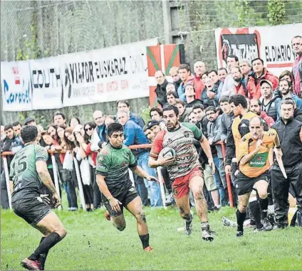  ?? FOTO: UNANUE ?? Combativos El Hernani completó un buen partido en un abarrotado Landare pero la victoria se decantó del lado visitante