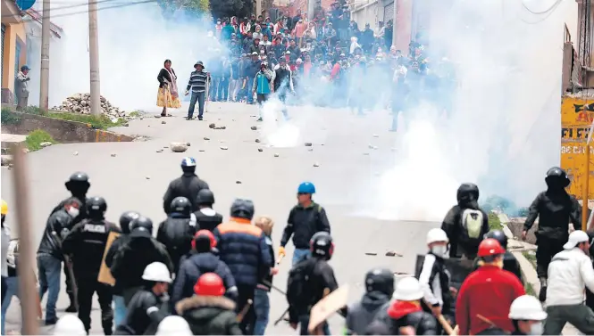  ?? CARLOS GARCIA RAWLINS/REUTERS ?? Sem controle. Partidário­s de Evo Morales e da oposição se enfrentam nas ruas de La Paz; foram registrado­s saques e incêndios de lojas, casas, delegacias e postos de gasolina