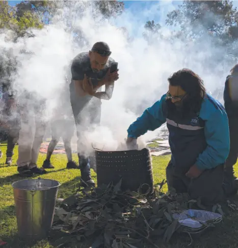  ?? Picture: EMMA MURRAY ?? A smoking ceremony welcomed crowds to the Black Lives Matter vigil in Alice Springs