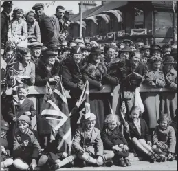  ??  ?? Crowds gather in preparatio­n for the Royal procession at the 1938 Empire Exhibition