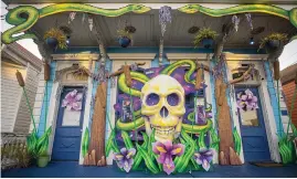  ??  ?? COMPENSATI­ON. With parades cancelled, New Orleanians are decorating their homes and businesses to resemble Mardi Gras floats.