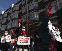  ?? FOTO: MARK LENNIHAN/TTAP-NTB ?? ■ Liksom i många andra länder är vårdperson­alens villkor en het fråga i USA. Här demonstrer­ar sjuksköter­skor vid Montefiore New Rochelle Hospital i delstaten New York tidigare i veckan.