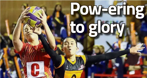  ?? — MUHAMAD SHAHRIL ROSLI / The Star ?? Determined: Malaysia’s Pow Mei Fong (right) vies for the ball with Brunei’s Athiyyah As’ad Mohd Jaafar in the netball competitio­n at the Stadium Juara in Bukit Kiara yesterday. Malaysia won 64-27.