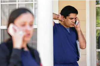  ?? Godofredo A. Vasquez / Houston Chronicle ?? Houston surgeon Pankaj Satija, right, and his wife neurologis­t Monika Ummat, coordinate care for their patients on Thursday, the morning after they were told they had to return to India.