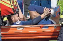 ?? ?? EL DELANTERO brasileño del PSG sale lesionado durante el partido contra Lille en la liga francesa, el pasado 19 de febrero