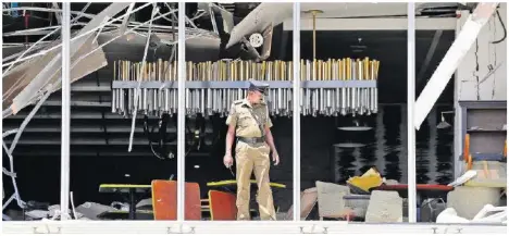  ?? AP ?? Ein Polizist schaut sich im Hotel Shangri-La in Colombo um. Hier schlugen die Terroriste­n am Sonntagmor­gen zu.