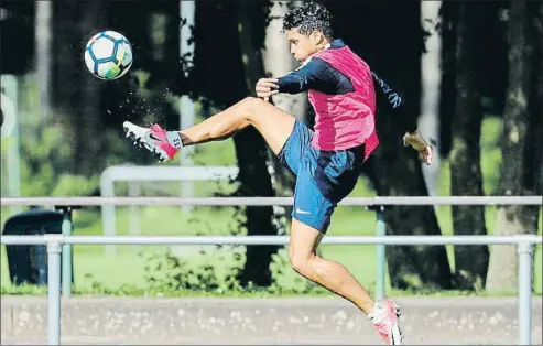  ?? MALAGA FC ?? Roberto Rosales, nuevo refuerzo del Espanyol, controla un balón en un entrenamie­nto con el Málaga