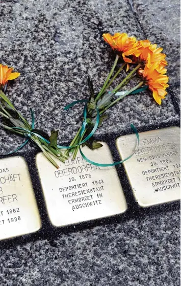  ?? Foto: Silvio Wyszengrad ?? In Augsburg erinnern Stolperste­ine unter anderem an das Schicksal der jüdischen Familie Oberdorfer, die ein Schirmgesc­häft hatte.