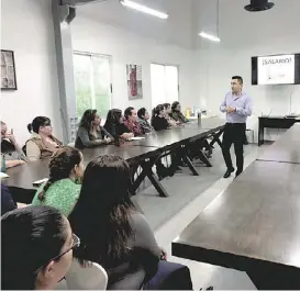  ??  ?? Marcelo Lara ofrece el taller “Educación Financiera: Lujo o Necesidad”.