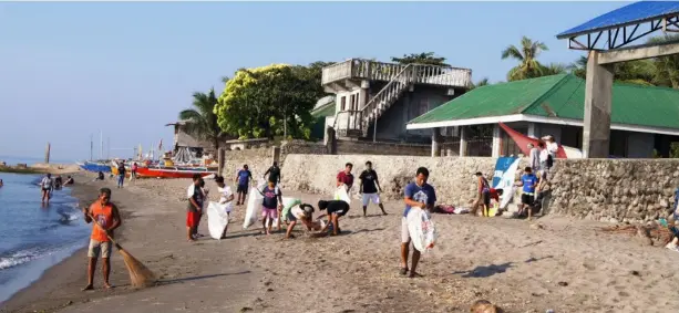  ??  ?? RESIDENTS and volunteers collect trash during the Save and Swim 3.0 coastal clean-up in Dumaguete City recently.