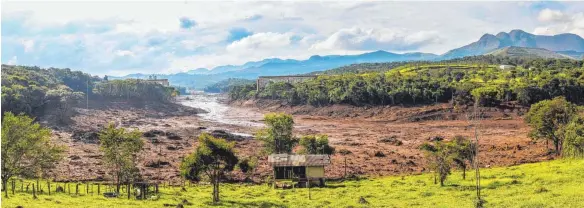  ?? FOTO: CADU ROLIM/IMAGO ?? Das zerstörte Tal von Brumadinho im Februar 2019: Der Bruch des Staudamms einer Eisenerzmi­ne löste am 25. Januar 2019 eine gewaltige Schlammlaw­ine aus, die die kleine brasiliani­sche Gemeinde und 270 Menschen unter sich begrub. Die Vertreter des Dorfes und Angehörige der Toten kämpfen seitdem um ihr Recht – seit Dienstag auch vor dem Landgerich­t München.