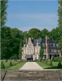  ??  ?? QUI ACCANTO: UN GRANDE PARCO FA DA CORNICE A HOOGE BOEKEL, LA RESIDENZA COSTRUITA NEGLI ANNI VENTI NELLA REGIONE DEL TWENTE, NELL’EST DEI PAESI BASSI. A SINISTRA: UN CAVALLO DI FRONT DESIGN PER MOOOI NELL’INGRESSO DELLA CASA. SULLA SINISTRA, KONINGIN BEATRIX, UN’OPERA DI HERMAN BROOD. IL PAVIMENTO E GLI STUCCHI DEL SOFFITTO SONO ORIGINALI.