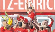  ?? FOTO: FRANK SCHEURING/IMAGO IMAGES ?? Die Spieler der Würzburger Kickers bejubeln den Aufstieg und tragen Torschütze Sebastian Schuppan nach Schlusspfi­ff auf Händen.