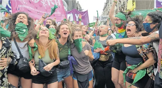  ?? FEDERICO IMAS ?? Fiesta. Activistas a favor de la legalizaci­ón del aborto celebran, frente al Congreso, la media sanción que Diputados dio hace 12 días.