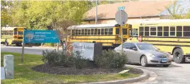  ?? PAUL W. GILLESPIE/CAPITAL GAZETTE ?? School buses and cars at then Monarch Academy in Annapolis during afternoon dismissal.