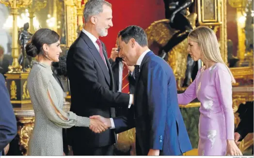  ?? CHEMA MOYA / EFE ?? Los Reyes saludan al presidente andaluz Juanma Moreno y a su mujer, ayer en el Palacio Real.