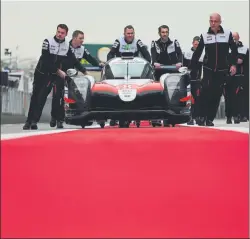  ?? FOTOS: TOYOTA GAZOO RACING ?? Los seis pilotos de la estructura nipona hicieron un ‘guiño’ a su presidente, Akio Toyoda, mostrando una caricatura suya tras lograr el doblete en las pasadas 6 Horas de Fuji, reconocien­do la enorme importanci­a que ha tenido en los éxitos del cojunto asiático