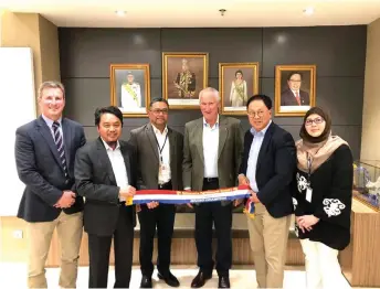  ??  ?? Abdul Aziz (second left) and SEDC general manager Soedirman Aini (third left) in a photo-call with Lee (second right) and the company’s board members.