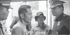  ??  ?? Officers and the neighborho­od “captain” Leny Glivano talk to a resident of Barangay Libis. (Photo: CNN.COM)