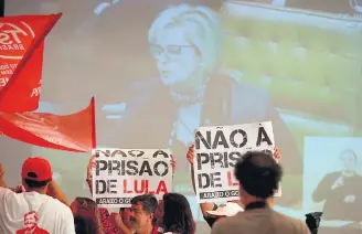  ?? NILTON FUKUDA/ESTADÃO ?? Torcida. Aliados de Lula acompanham o julgamento no Sindicato dos Metalúrgic­os do ABC